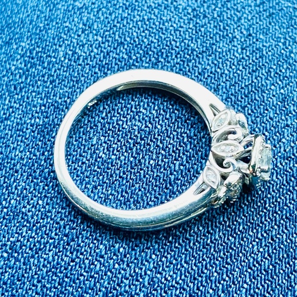 14k gold Diamond Ring - Picture 4 of 8